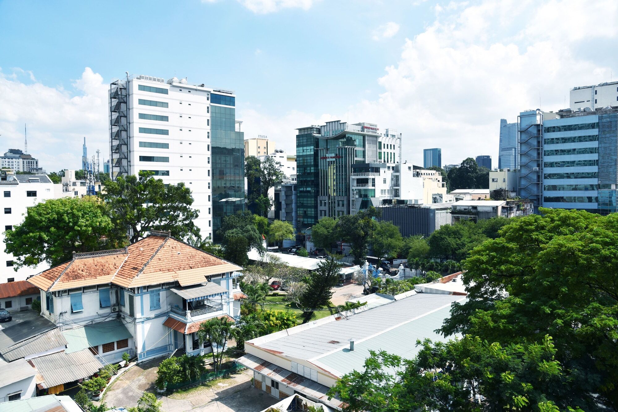 Cozrum Homes Truong Dinh Хошимин Екстериор снимка